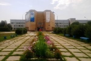 Слайд 1 - Вид главного корпуса